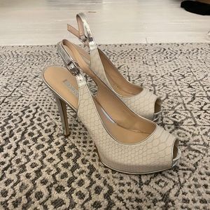 Guess beige/off white/cream silver pumps